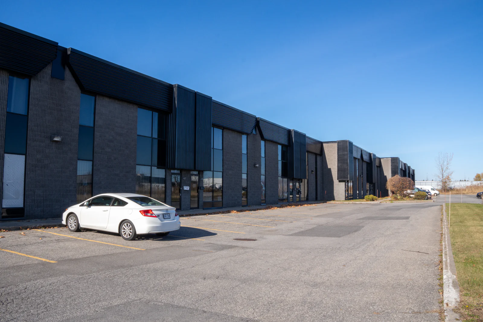 830 Boulevard Ford — street-level view